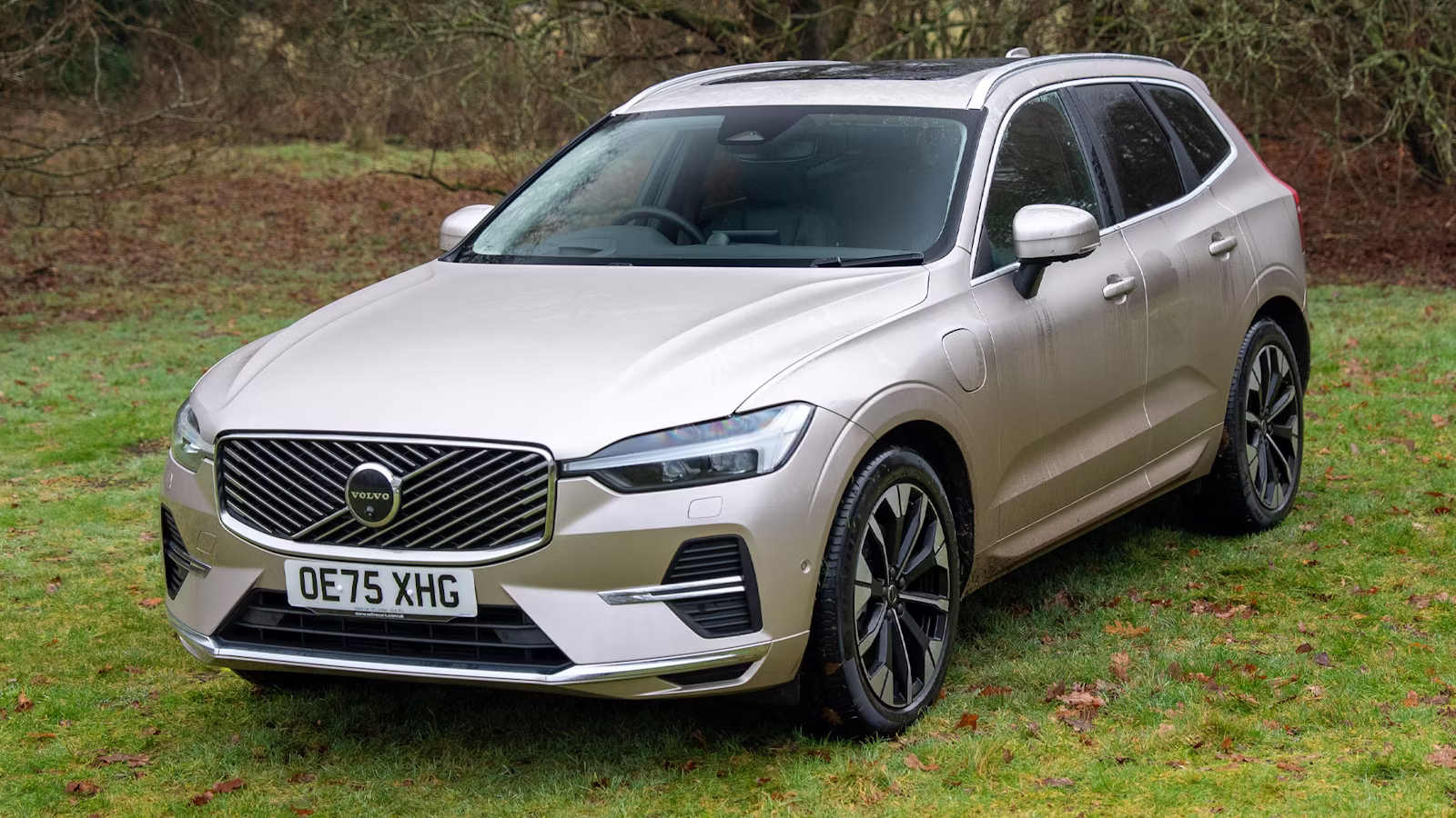 2025-Volvo-XC60-front-Carwow