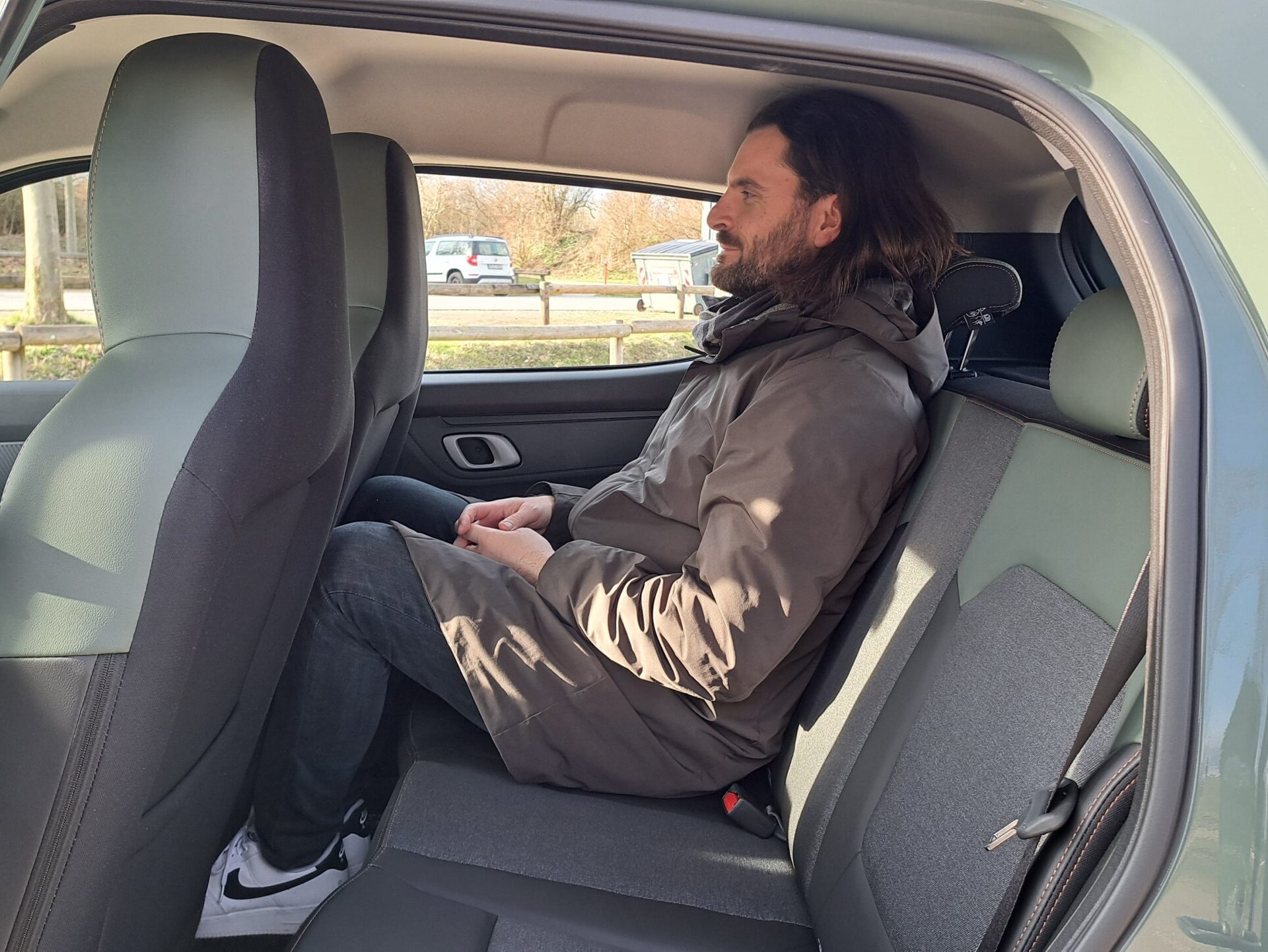 Dacia Spring Rücksitzbank mit Cvetko Mijatov