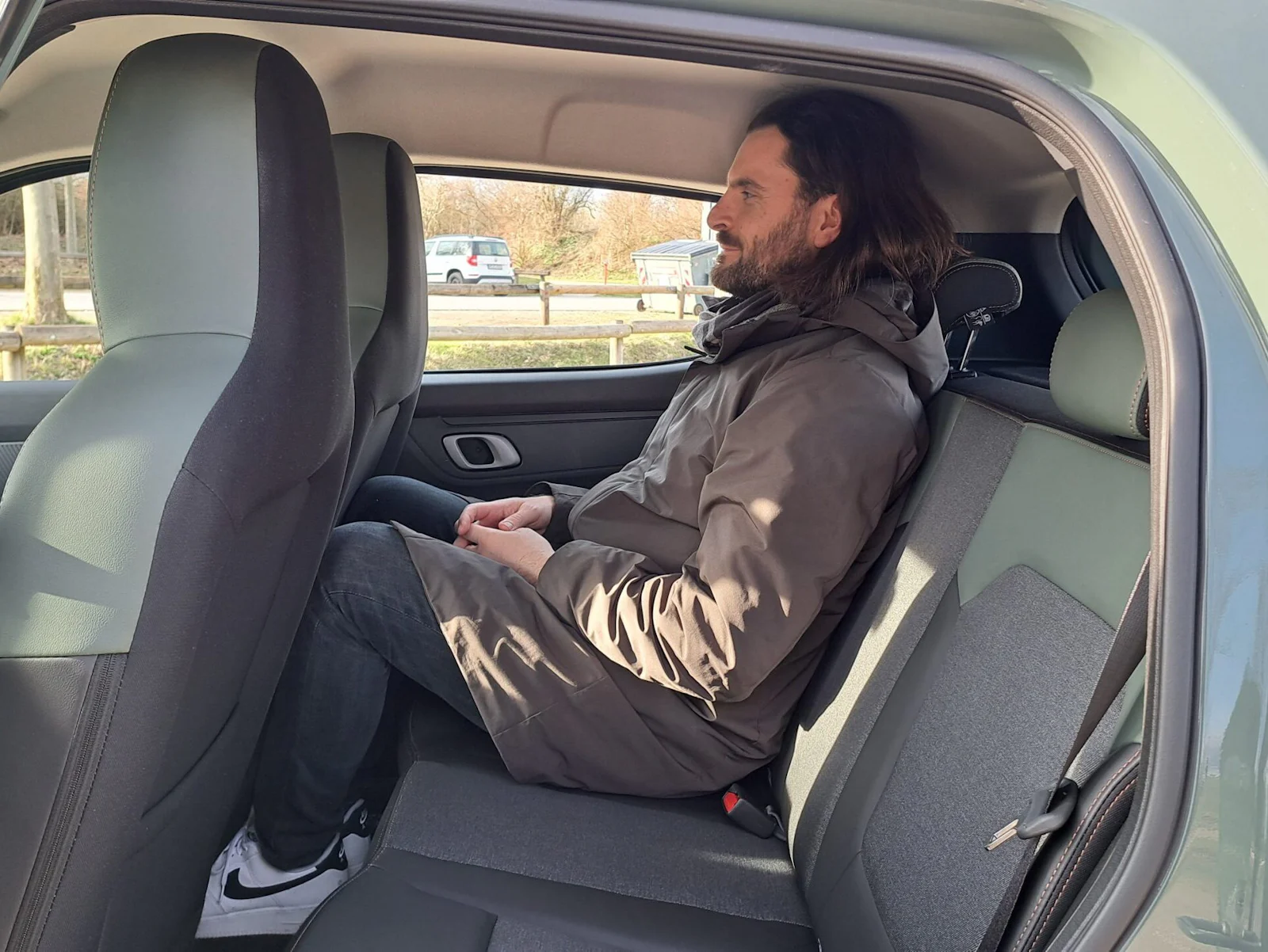 Dacia Spring Rücksitzbank mit Cvetko Mijatov