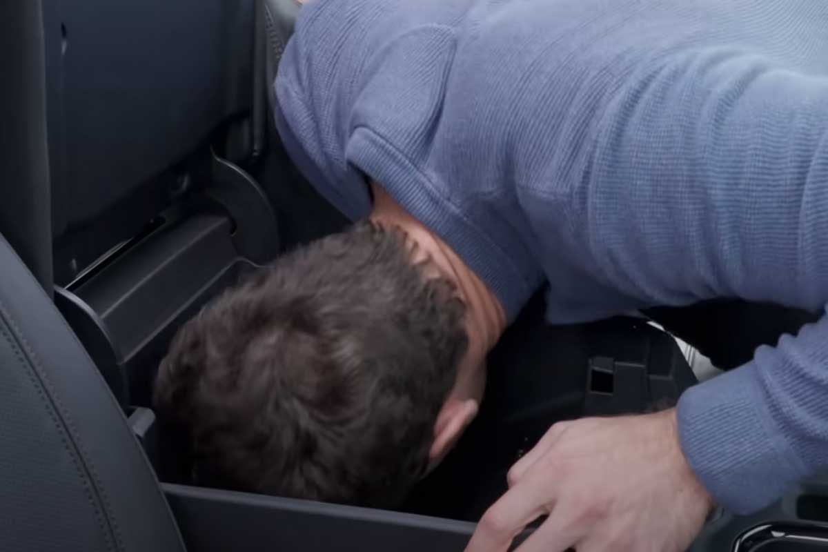 Daniel steckt den Kopf in die Ablagefläche des GMC Sierra