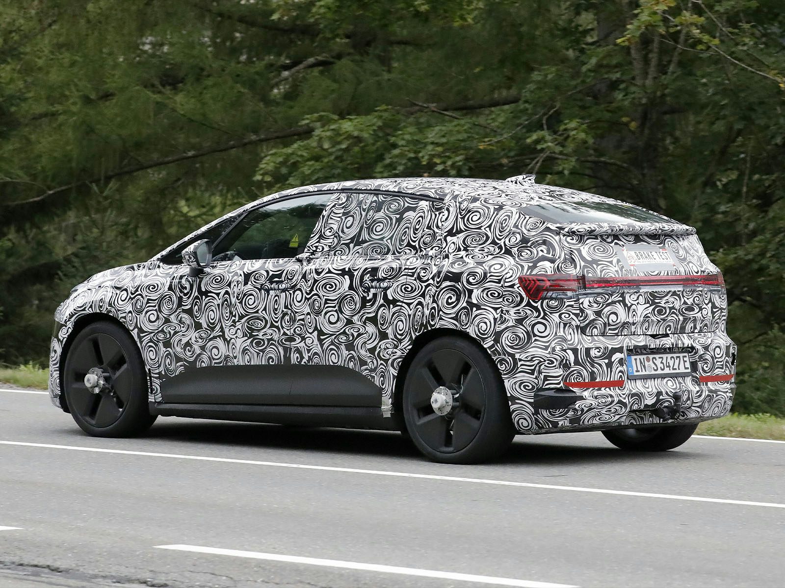 Audi A2 e-tron auf Testfahrt Heckansicht 2