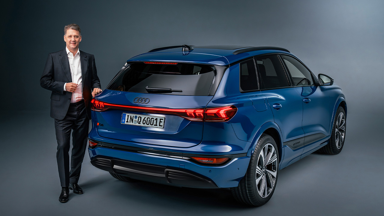 Audi-Chef Gernot Doellner mit Audi Q6 e-tron