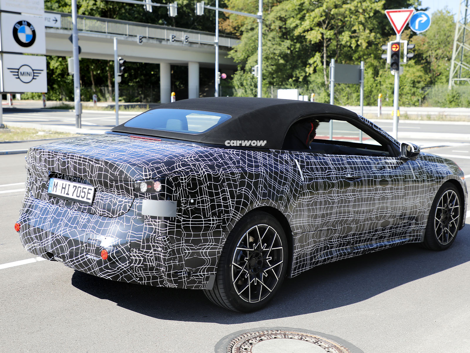 BMW i4 Cabrio auf Testfahrt Heckansicht