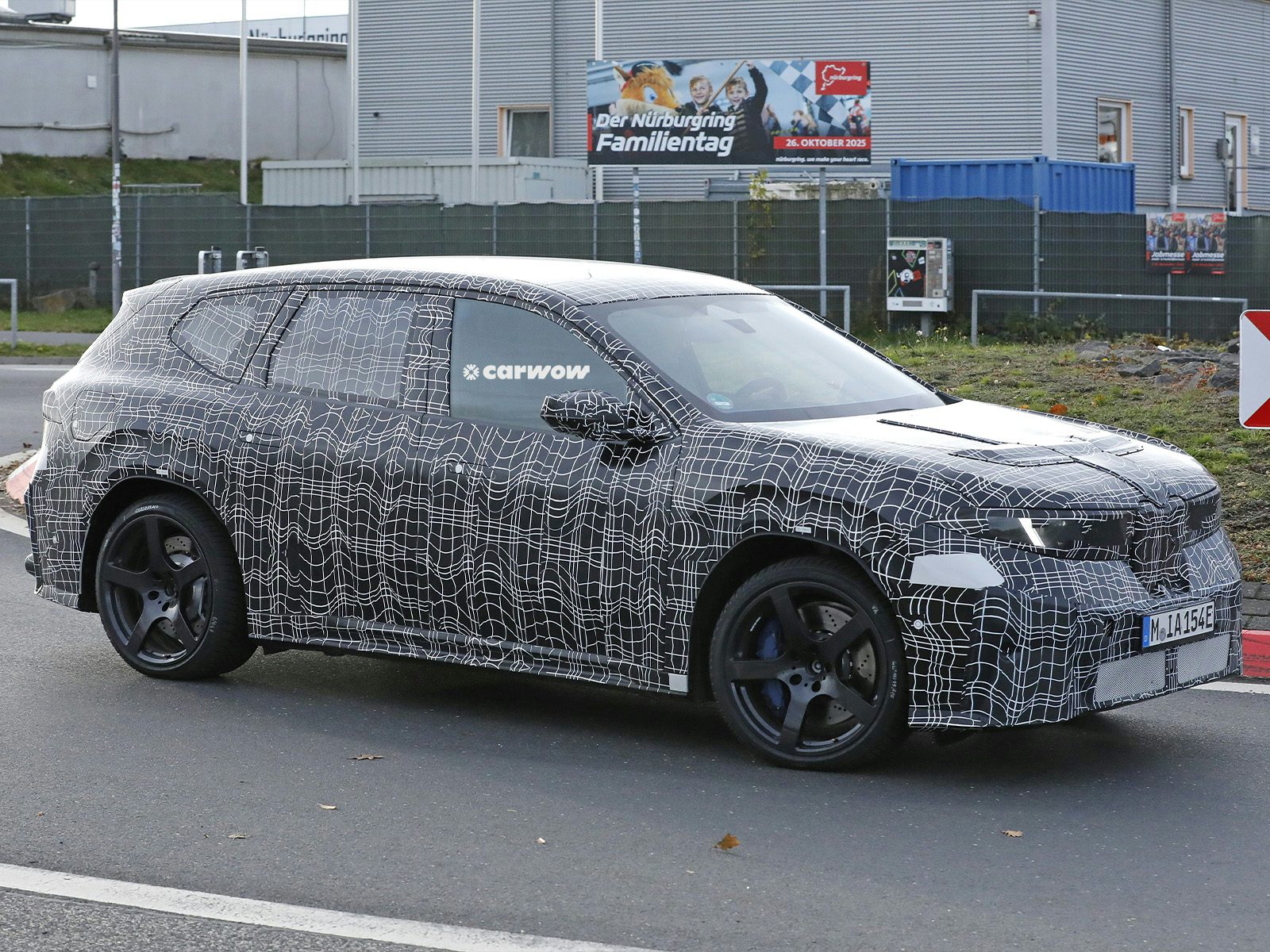 BMW iX3 M auf Testfahrt dynamisch