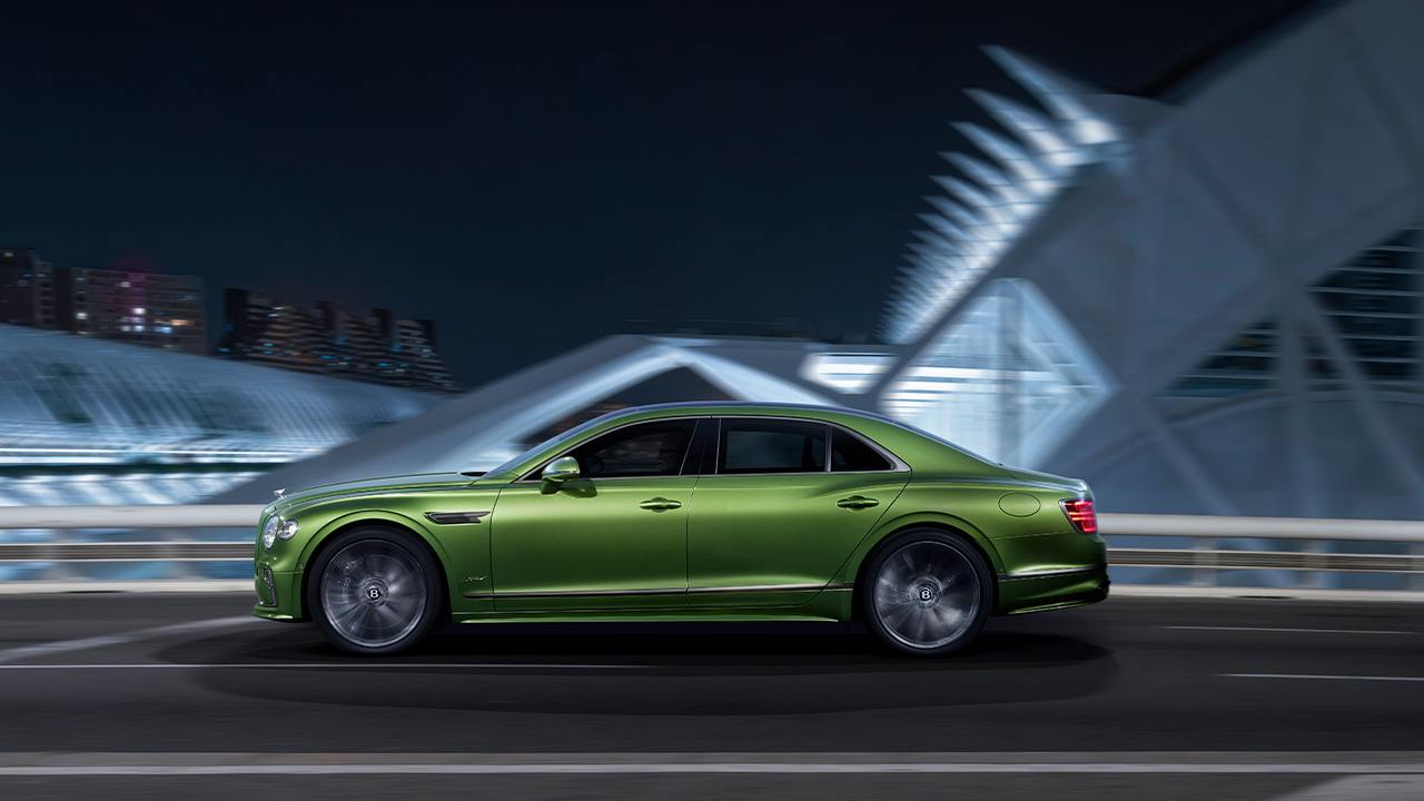 Bentley Flying Spur auf Nachtfahrt