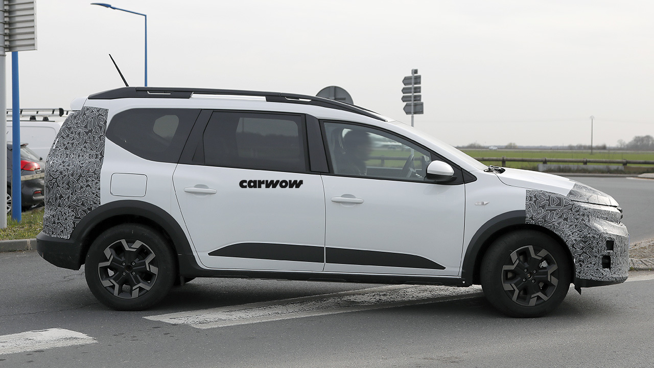Dacia Jogger Facelift on Test Drive 2025 Side View