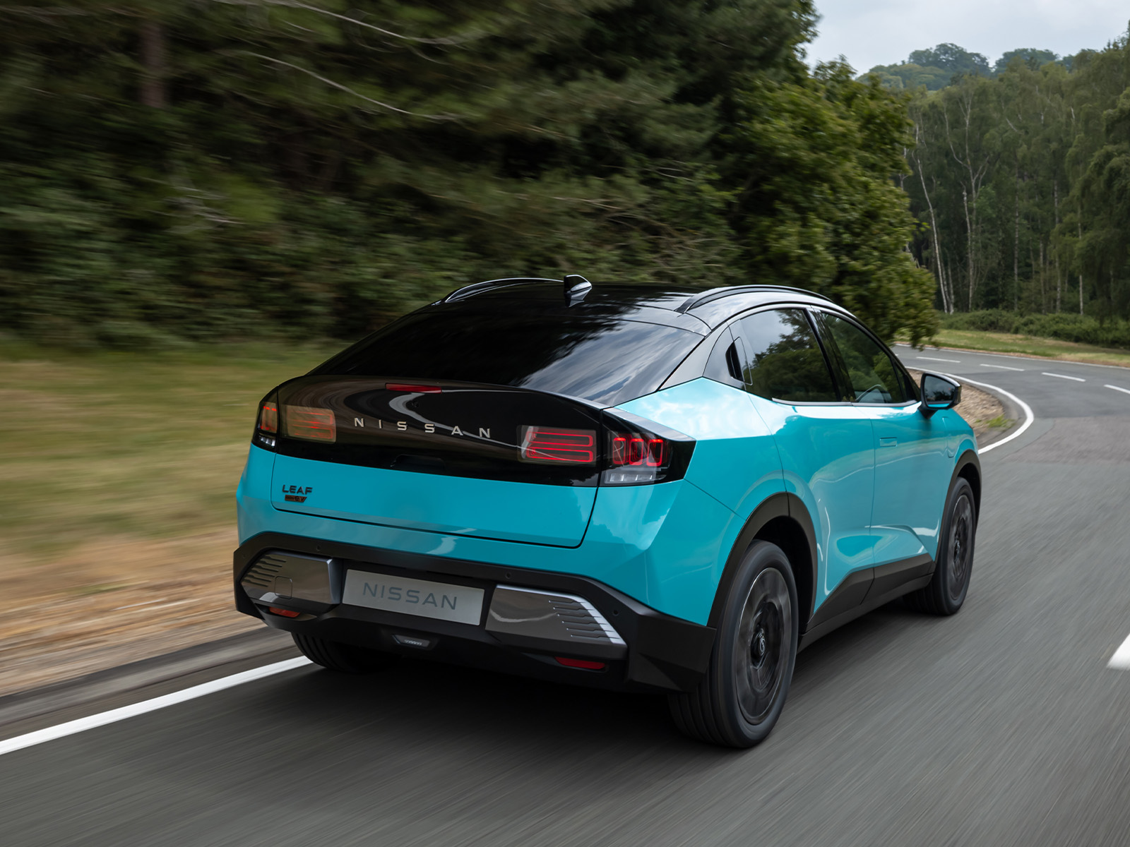 Der neue Nissan Leaf 2026 dynamisch Heckansicht