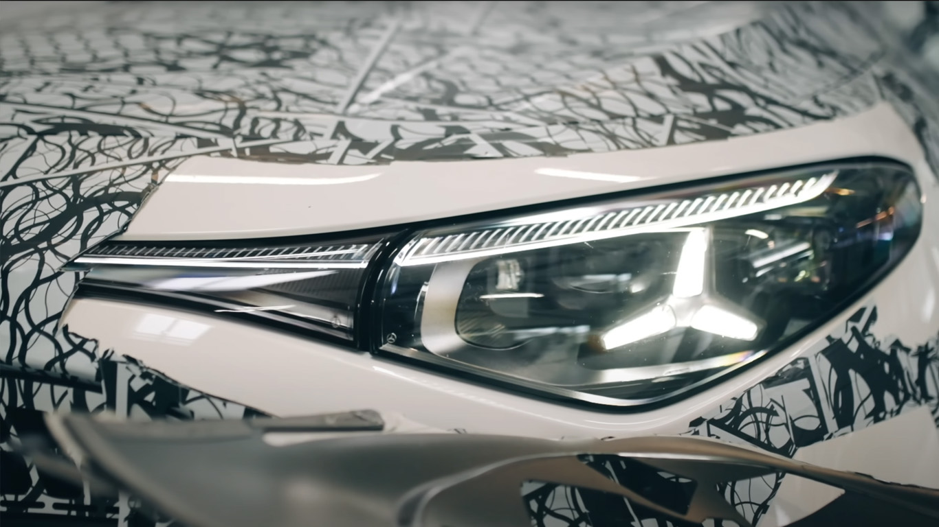 The new light signature of the Mercedes CLA 2025