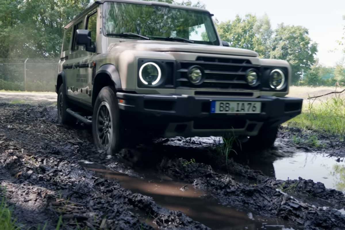Ineos Grenadier bei einer Fahrt durch Schlamm