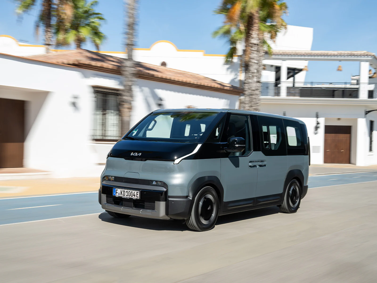 Kia PV5 Passenger im Angebot Frontansicht