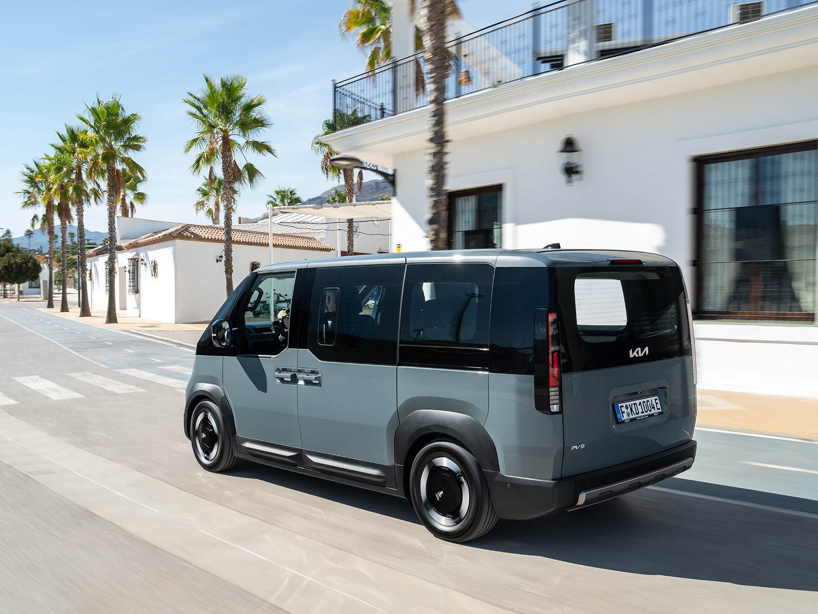 Kia PV5 Passenger im Angebot Heckansicht