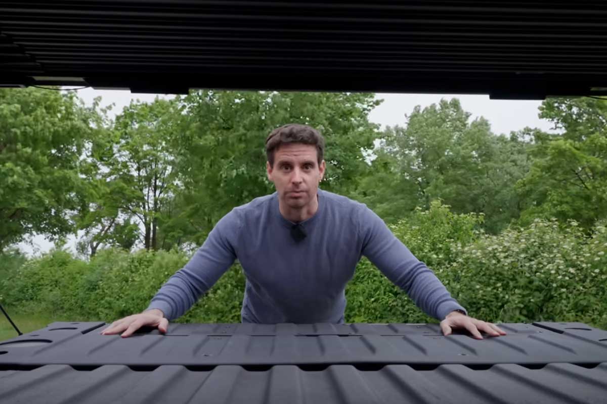 Daniel schaut in die Ladefläche des GMC Sierra