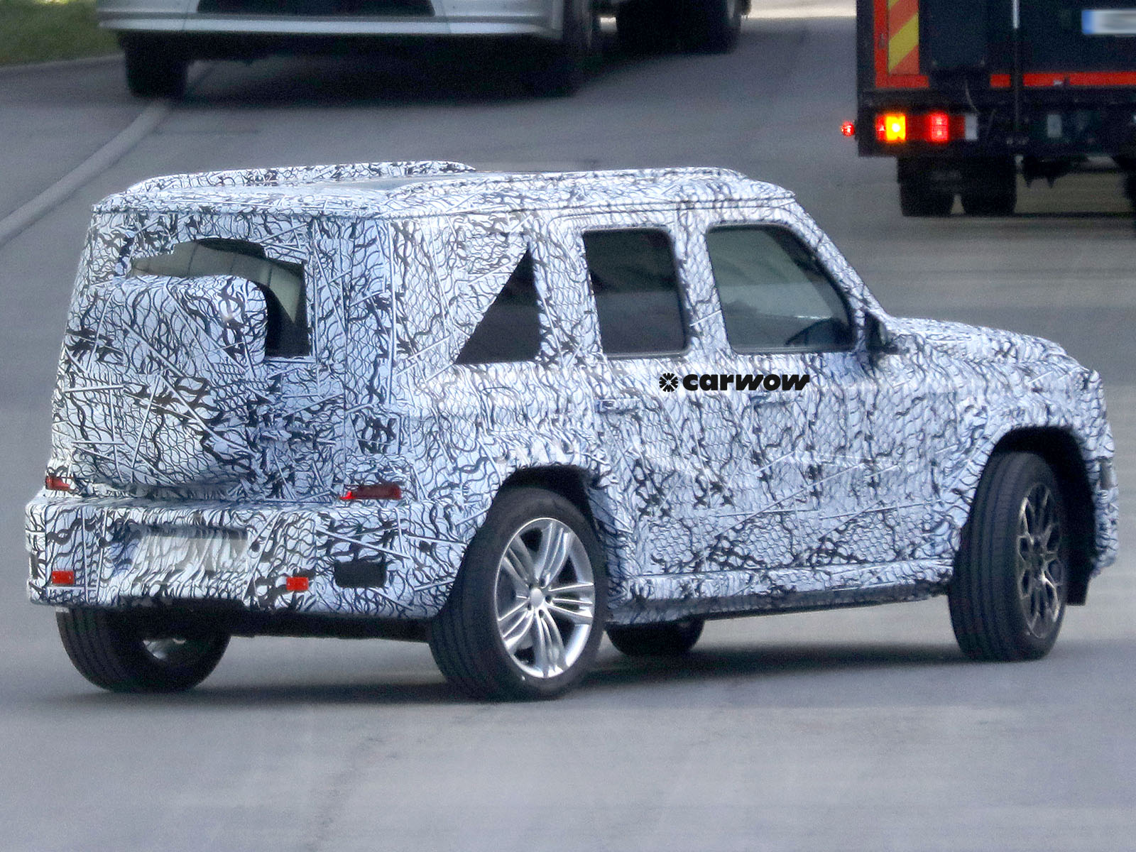 Mercedes Baby G Klasse auf Testfahrt Heckansicht seitlich