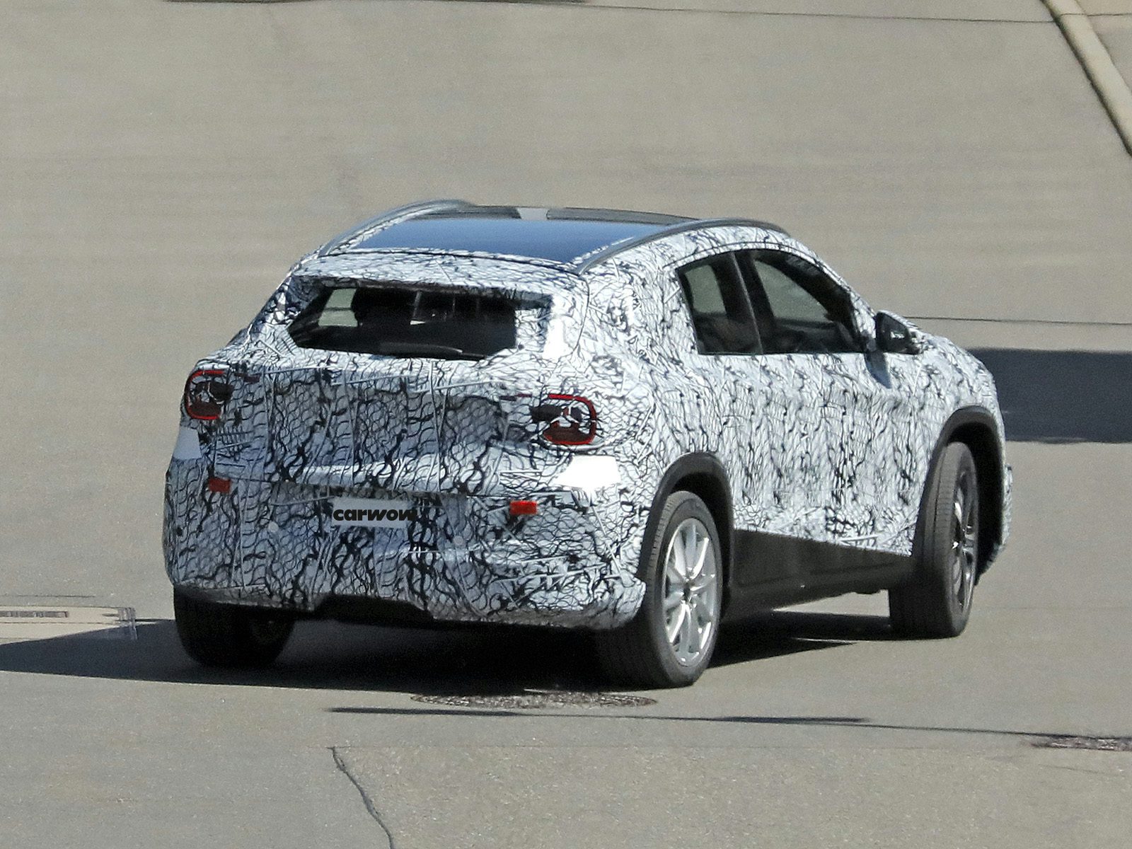 Mercedes Benz GLA auf testfahrt