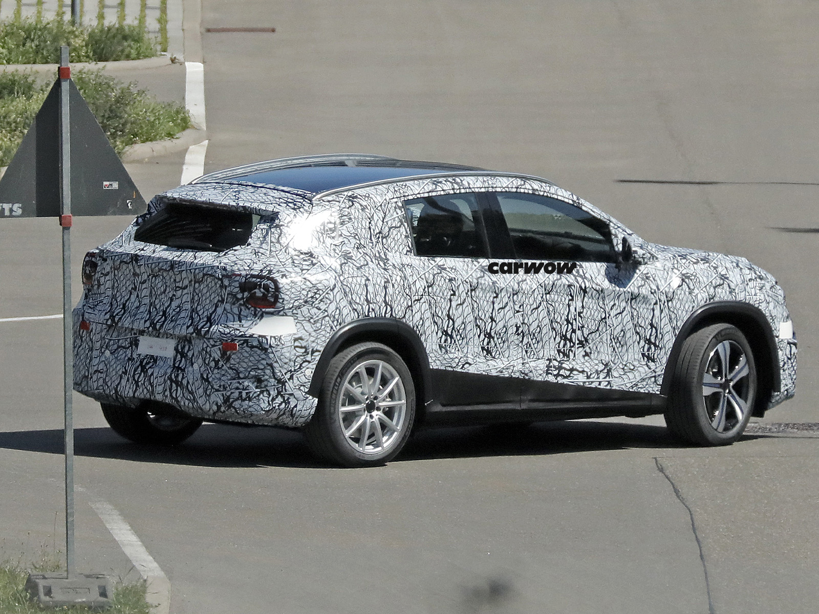 Mercedes GLA 2027 auf Testfahrt Seitenansicht