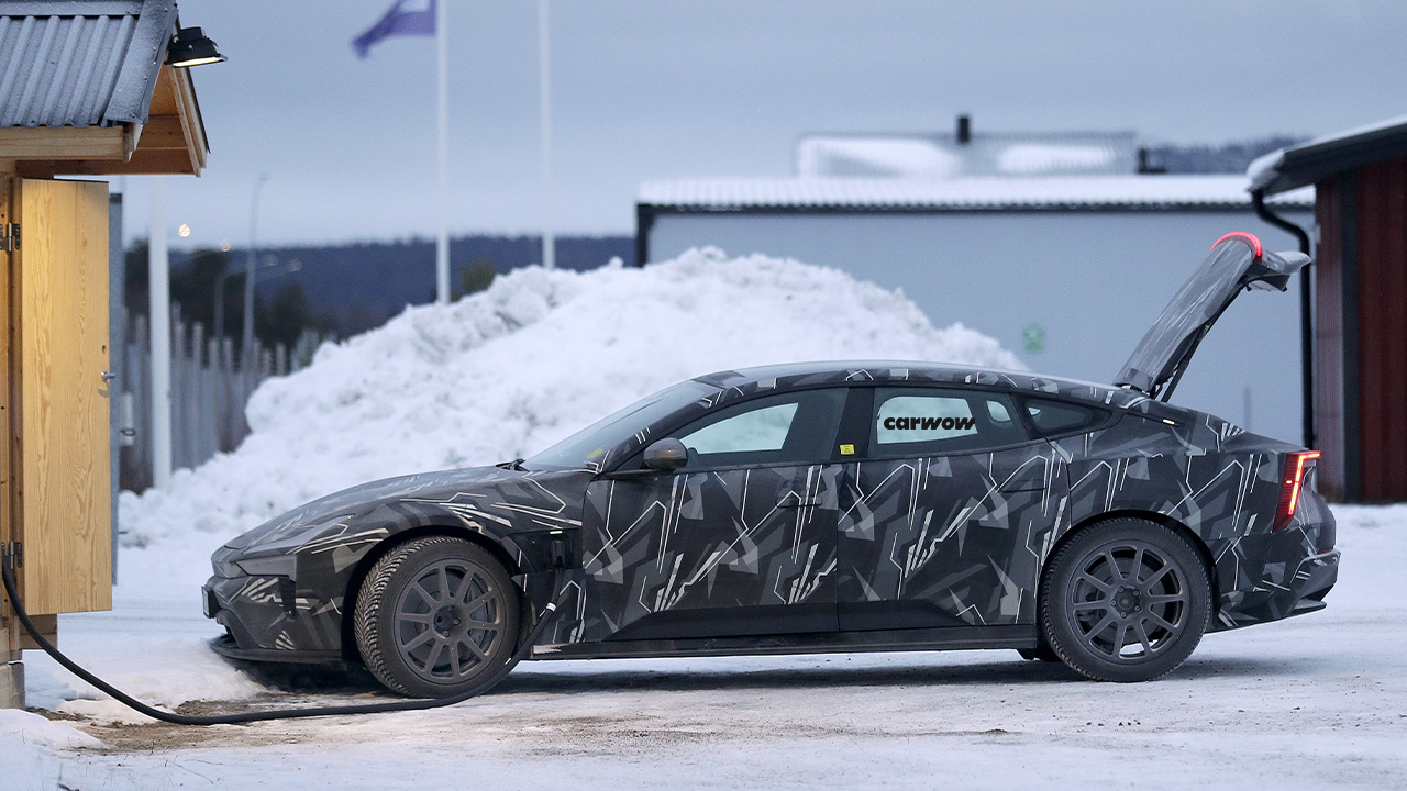 Polestar 5 auf Testfahrt Seitenansicht offener Kofferraum