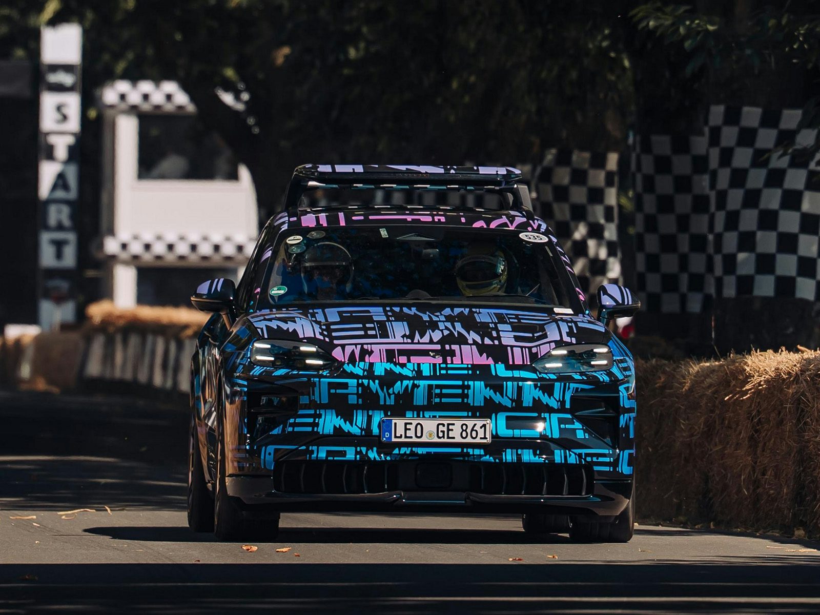 Porsche Cayenne EV Offizieller Teaser Frontansicht