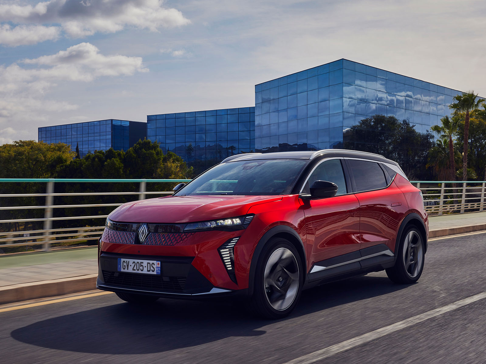 Renault Scenic im Vergleich Mai 2025 dynamisch Seitenansicht