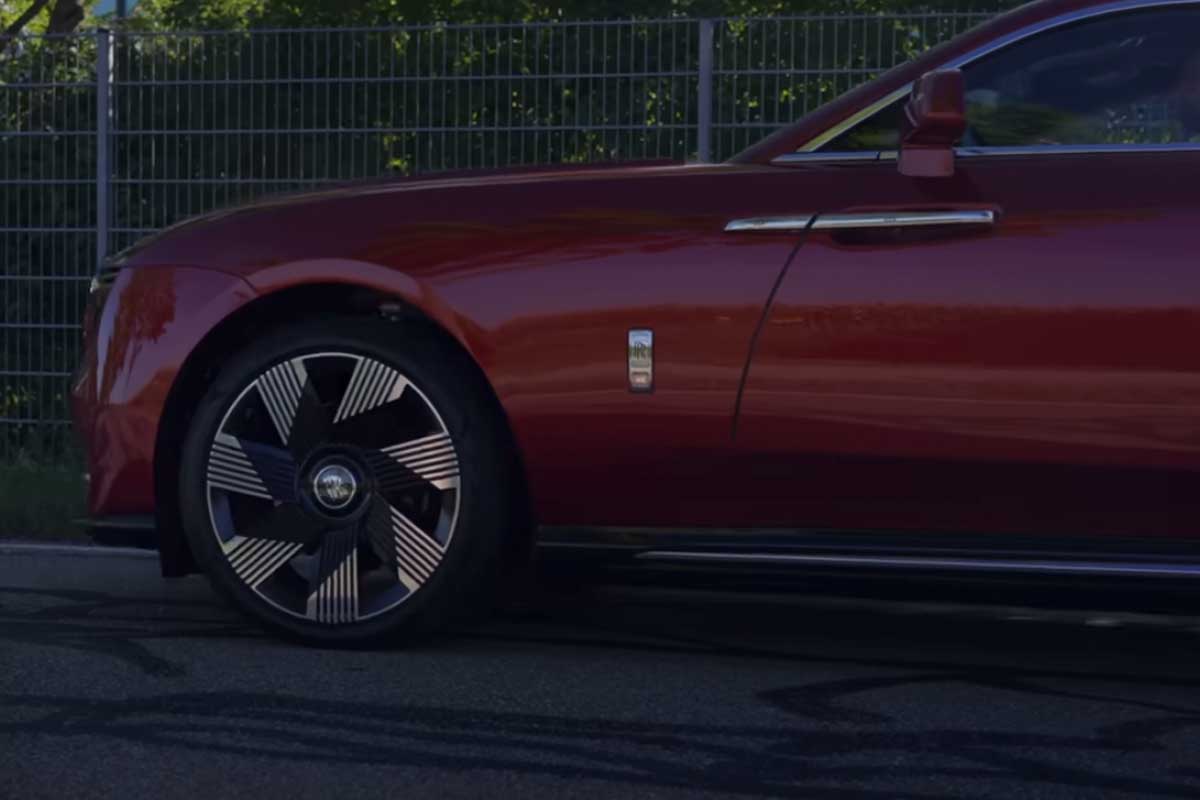 Rolls Royce Spectre Seitlich Fokus auf Reifen