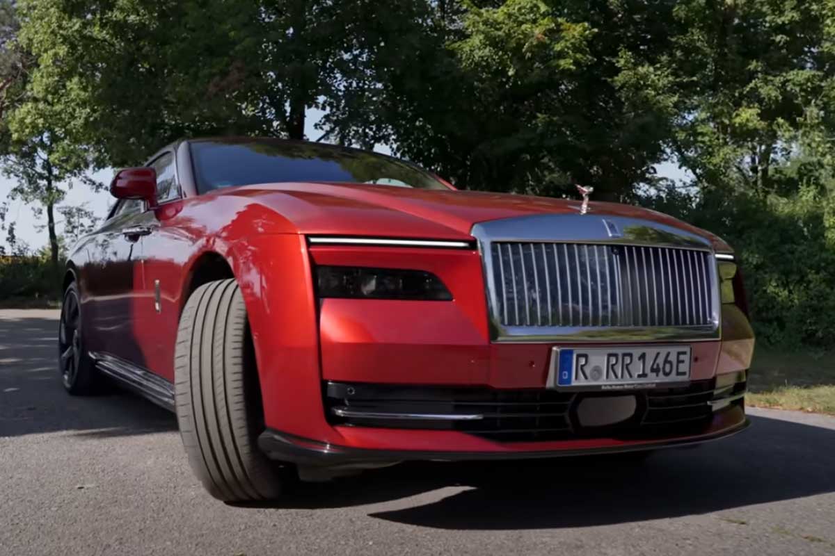 Rolls Royce Spectre in rot von vorne aufgenommen