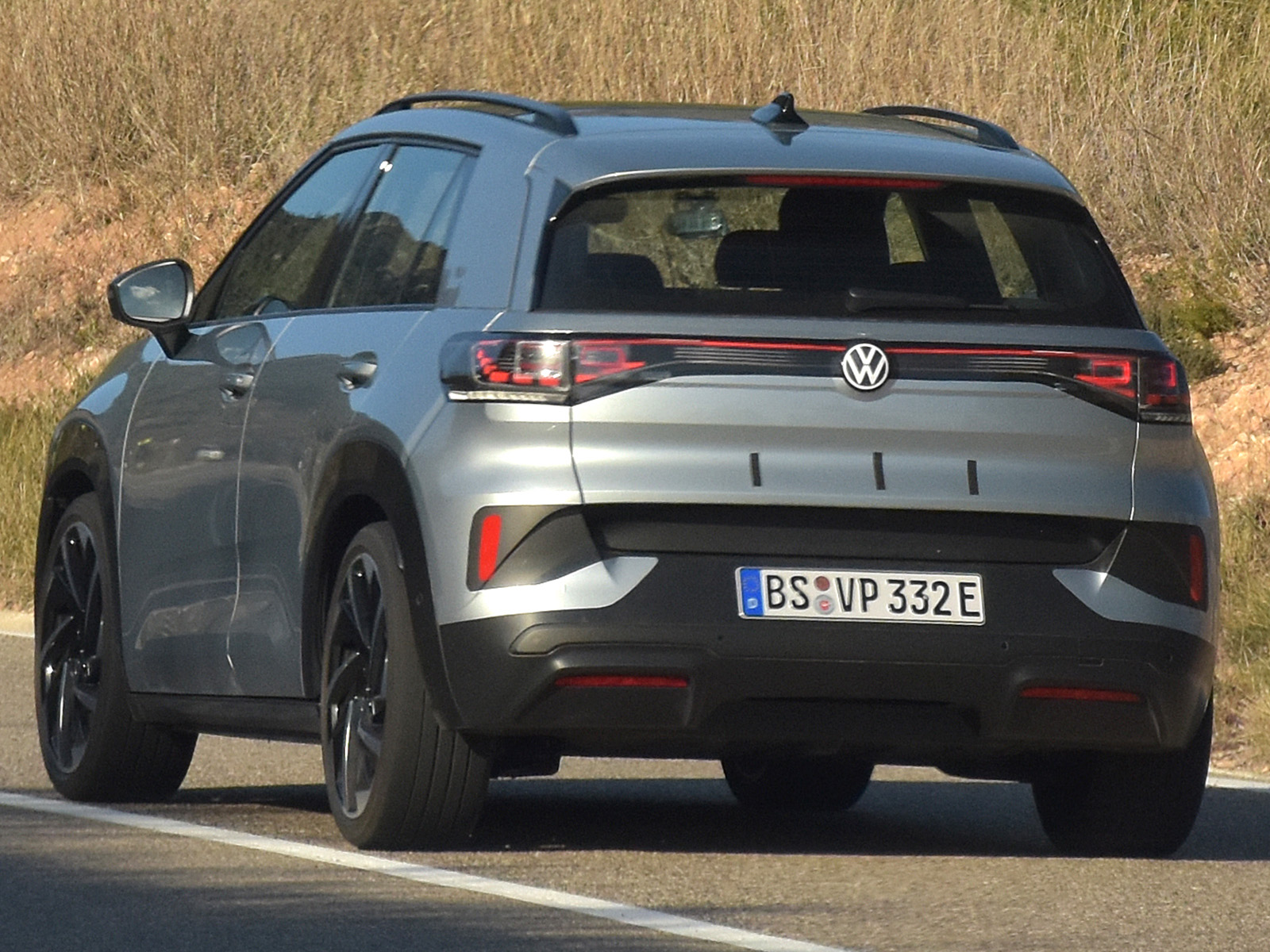 VW ID Cross auf Testfahrt Heckansicht 3