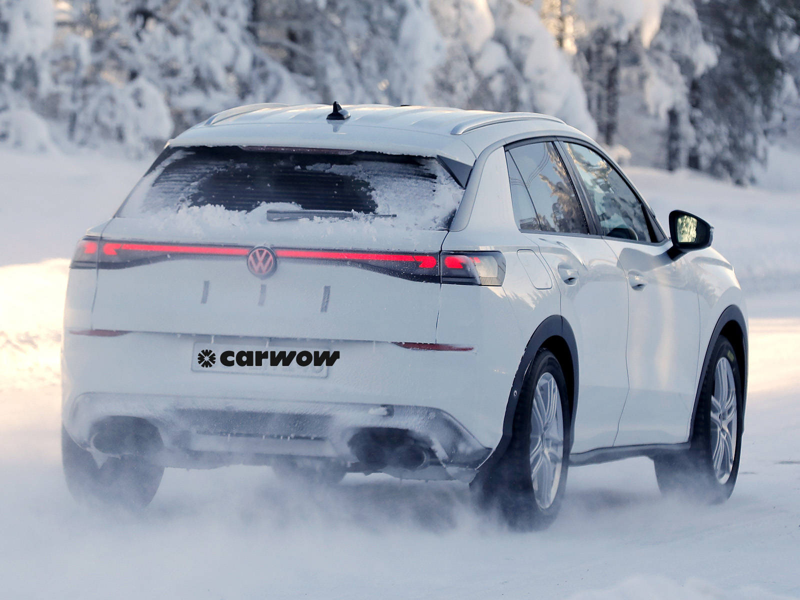 VW T-Roc R auf Testfahrt Heckansicht