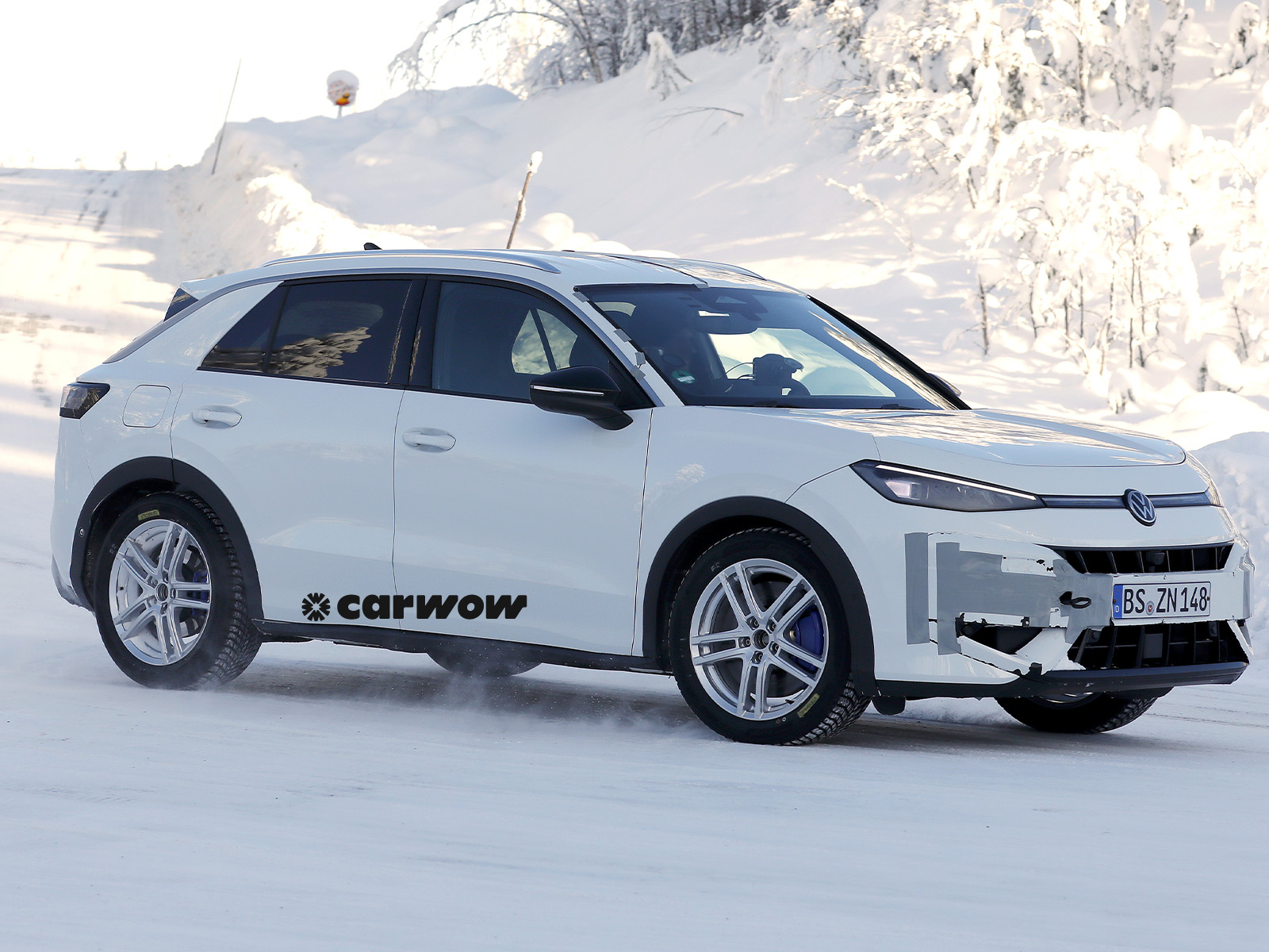 VW T-Roc R auf Testfahrt Seitenansicht