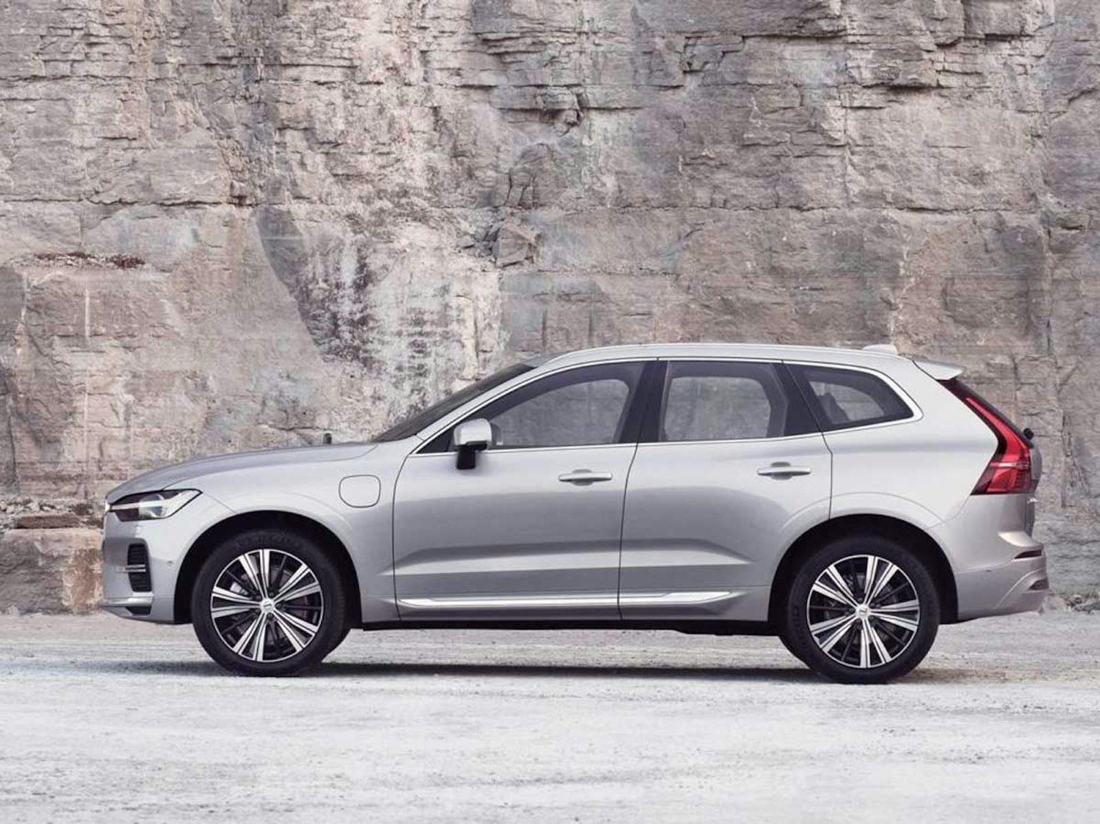 Volvo XC60 Plug-in Hybrid 2021-2-scaled-e1628495112973