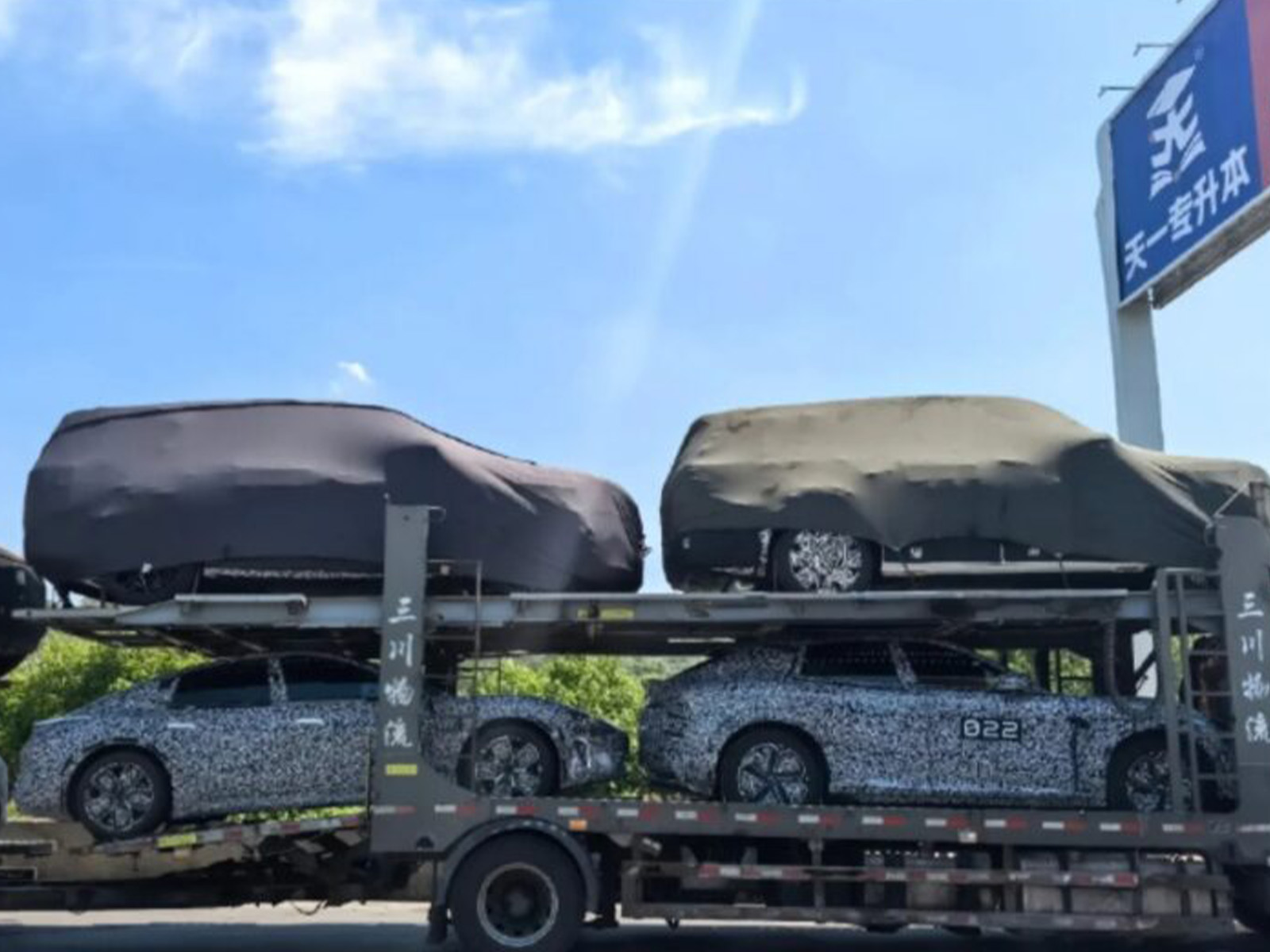 Xiaomi YU9 verdeckt auf einem Transporter