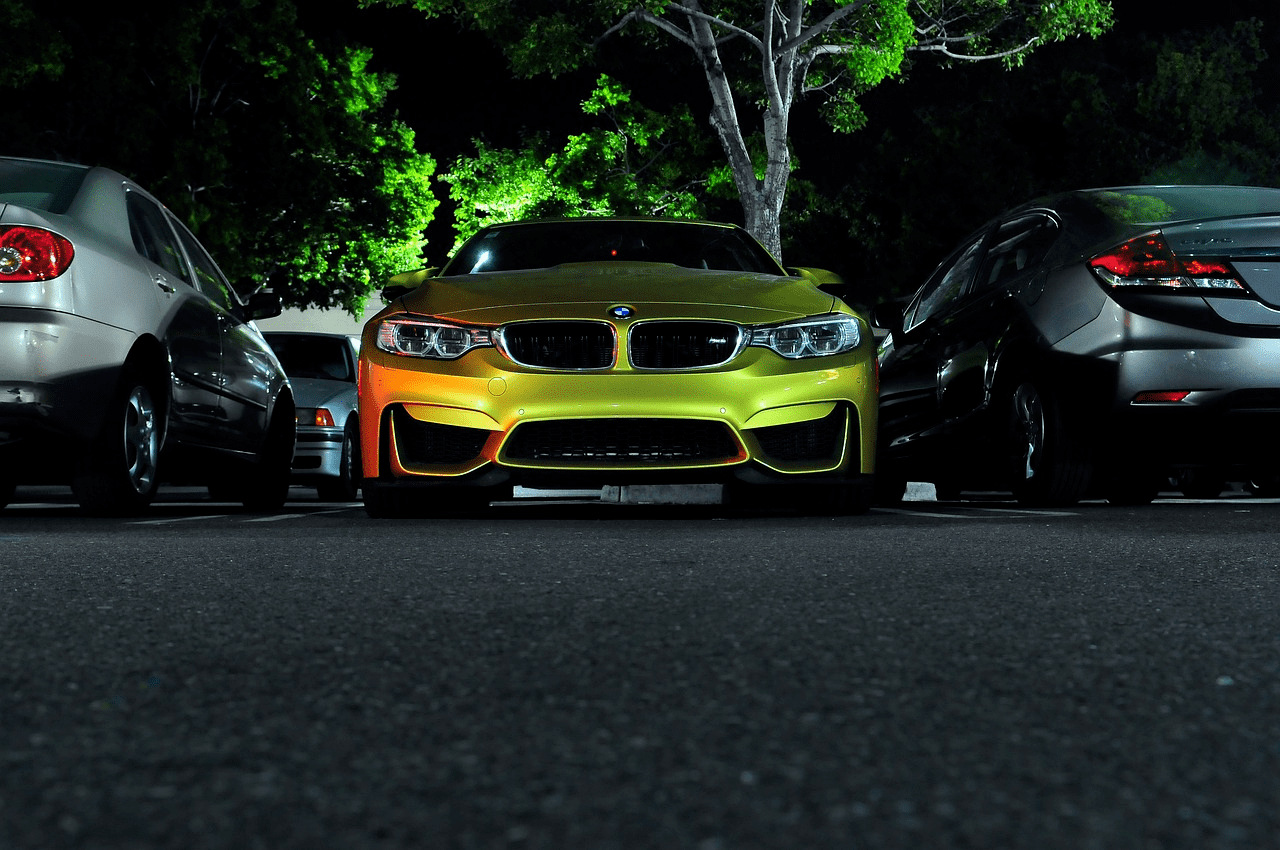 Parallel Parken zwischen parallel parkenden Autos